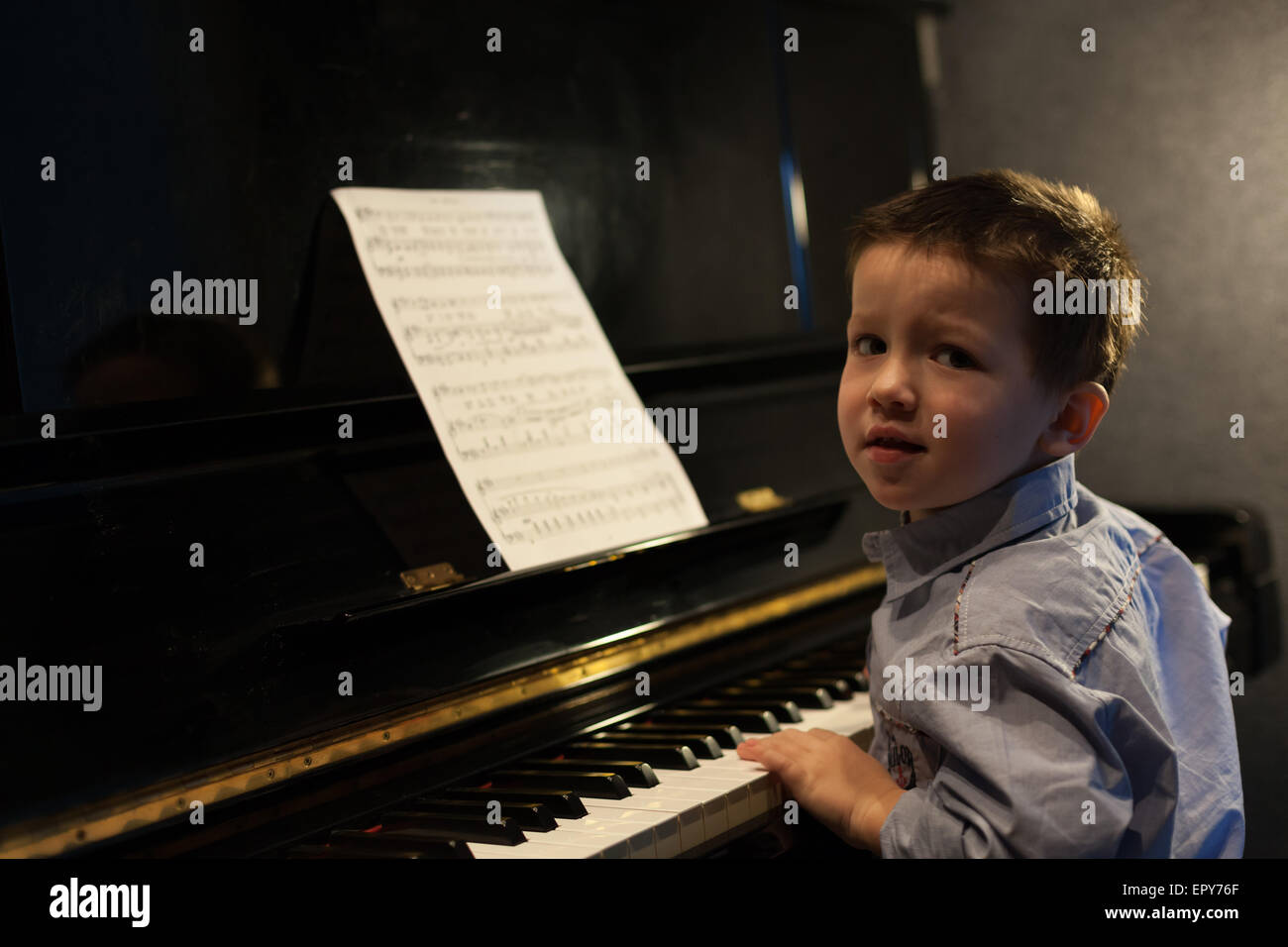 Porträt eines kleinen Jungen lernen Pianocolor Bild, Canon 5DmkII Stockfoto