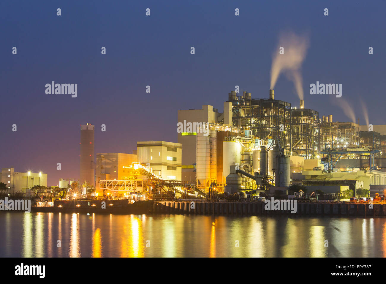 Kraftwerk an der Küste in der Nacht in Hong Kong Stockfoto
