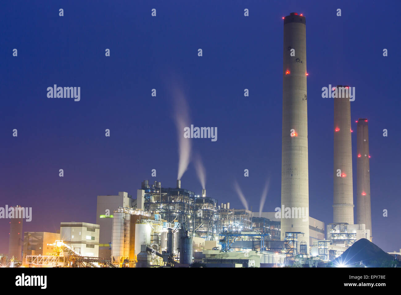 Kraftwerk Rauch in der Nacht Stockfoto