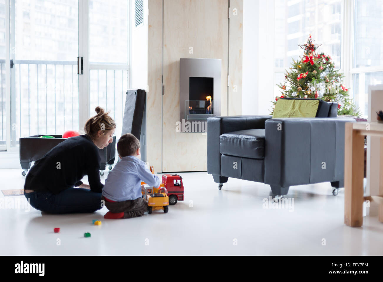 Mutter und Sohn spielen mit Spielzeug LKW zu Hause auf Weihnachten Daycolor Bild, Canon 5DmkII Stockfoto