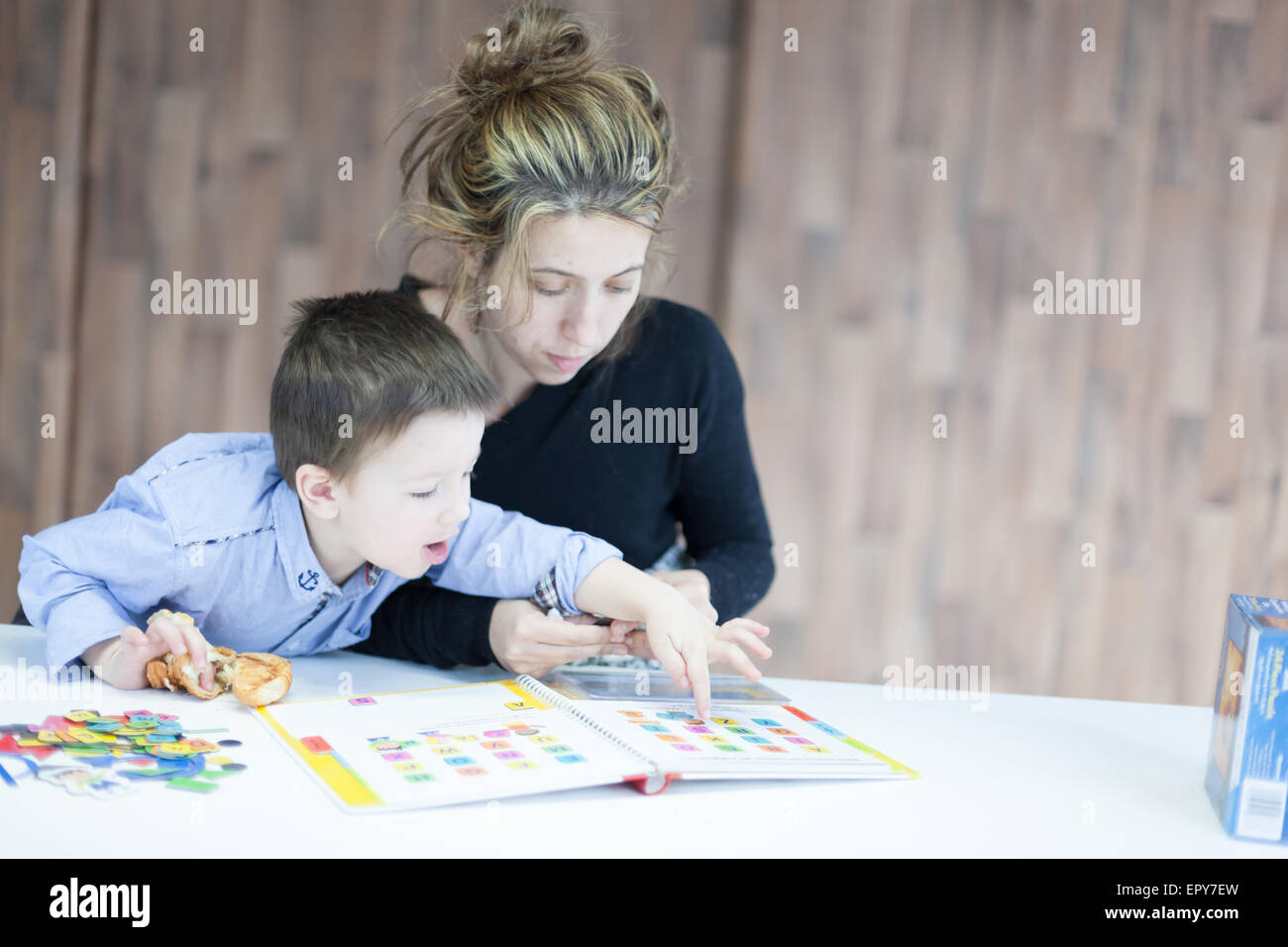 Kleiner Junge spielt Rätsel mit seinem Mothercolor Bild, Canon 5DmkII Stockfoto