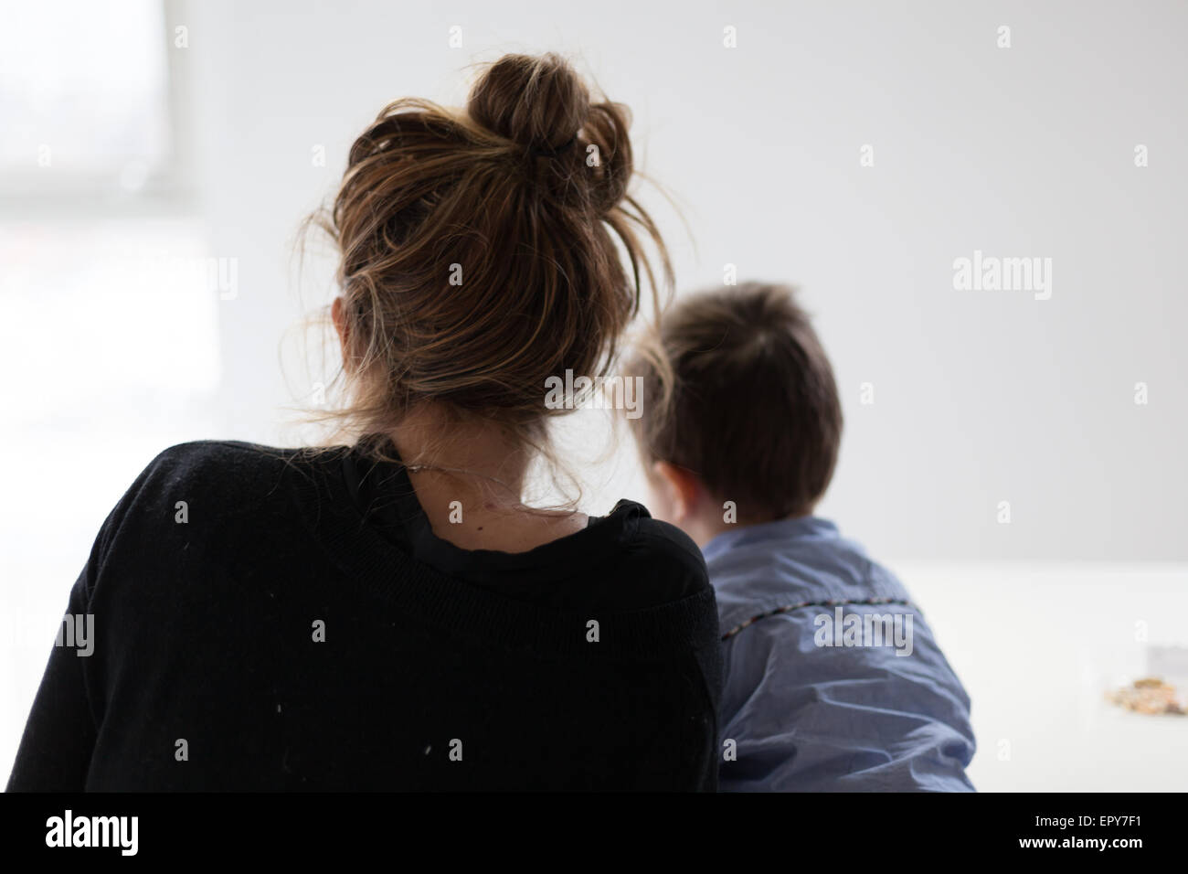 Rückansicht des Mutter und Sohn Relaxingcolor Bild, Canon 5DmkII Stockfoto