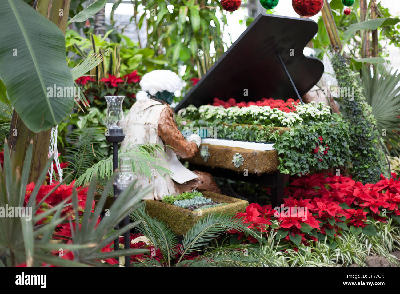 Skulptur eines Mannes spielt ein Klavier allein in Allan Gardens in der Weihnachtszeit Saison, Toronto, Ontario, Canadacolor Bild, canon Stockfoto