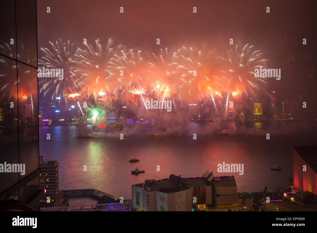 HONG KONG - 20. Februar Hong Kong Chinese New Year Feuerwerk am Victoria Harbour, Hongkong am 20. Februar 2015. Stockfoto