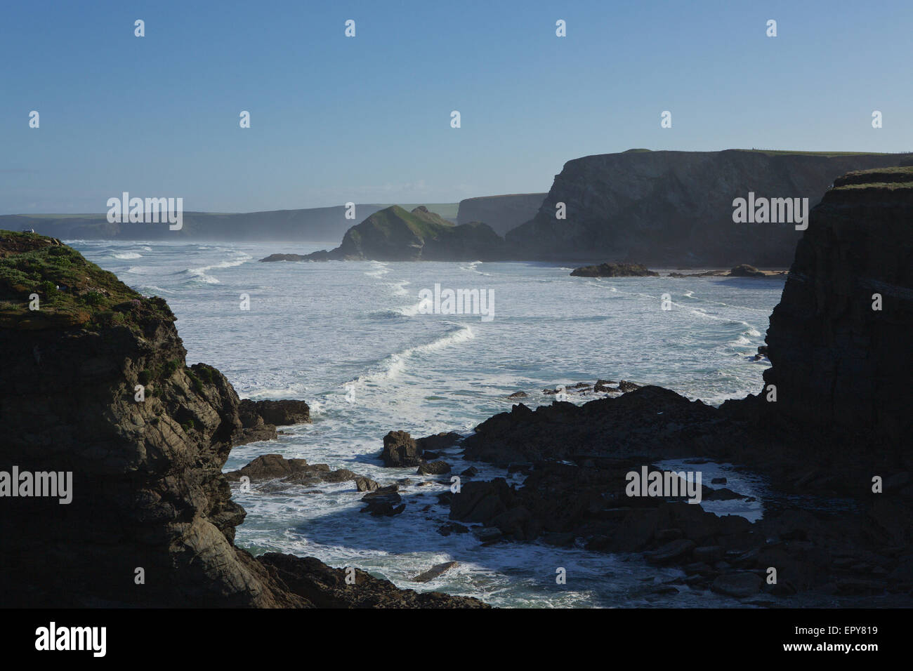 Surfs up in Newquay Großbritanniens Surfen Hauptstadt. Blick auf die Wellen entlang der markanten kornischen Küste. Stockfoto