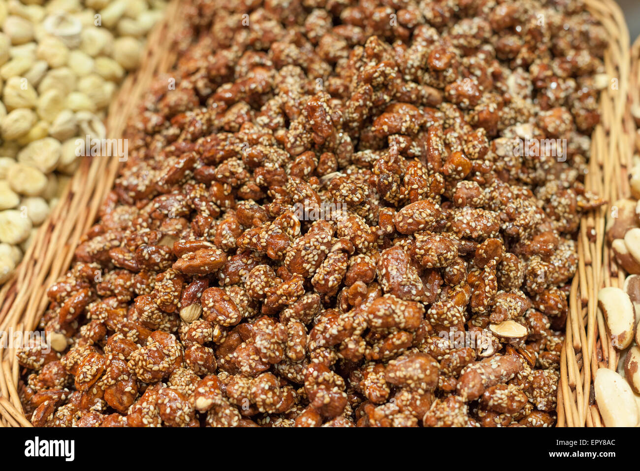 Sesam Samen beschichtet Muttern zum Verkauf auf dem Abwürgen, La Boqueria-Markt, Barcelona, Katalonien, Spaincolor Bild, Canon 5DmkII Stockfoto