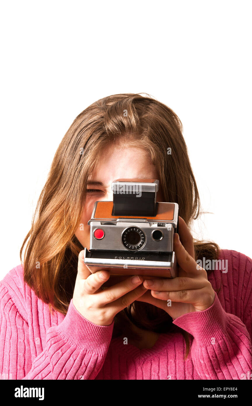 Mädchen, die ein Foto mit einer Polaroid SX-70 Kamera Stockfoto