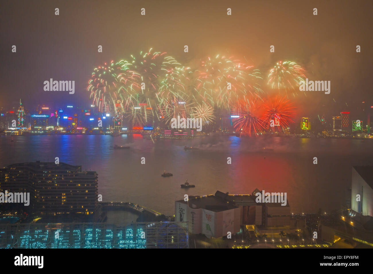HONG KONG - 20. Februar Hong Kong Chinese New Year Feuerwerk am Victoria Harbour, Hongkong am 20. Februar 2015. Stockfoto