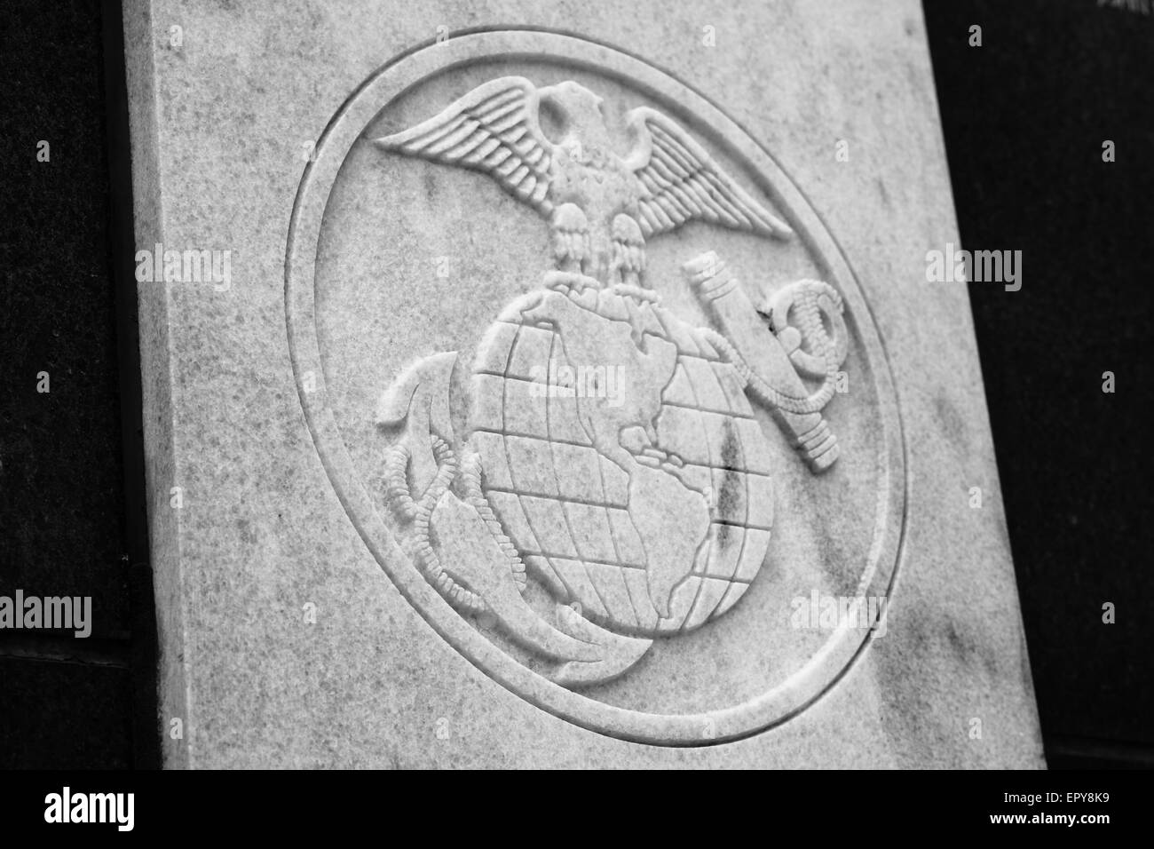 Siegel der United States Marines hängt oben am Denkmal auf dem Friedhof in California. Stockfoto