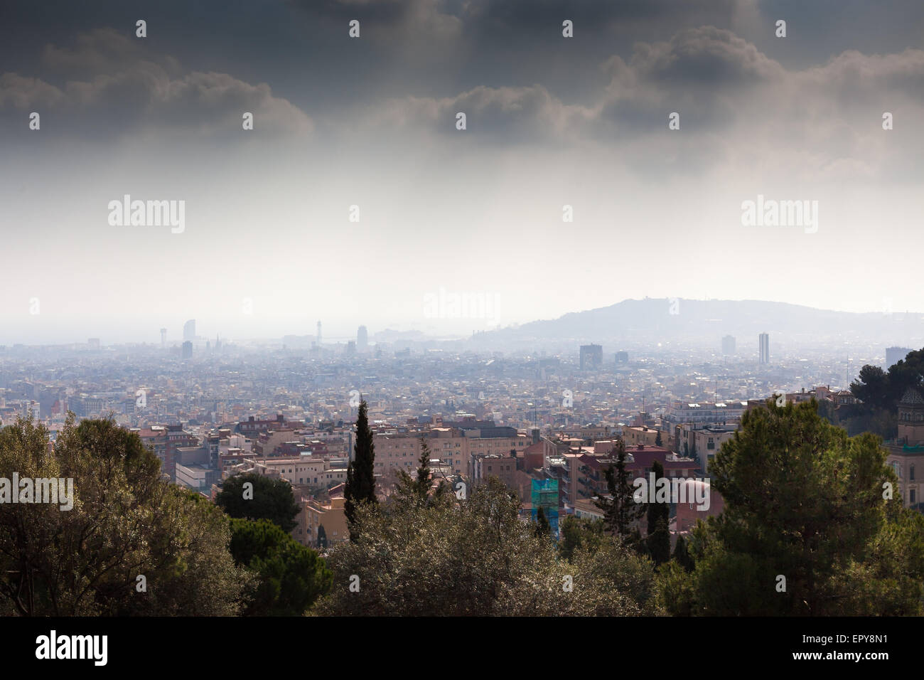 Stadt betrachtet bei bewölktem Wetter, Barcelona, Katalonien, Spaincolor Bild, Canon 5DmkII durch Park Güell. Stockfoto