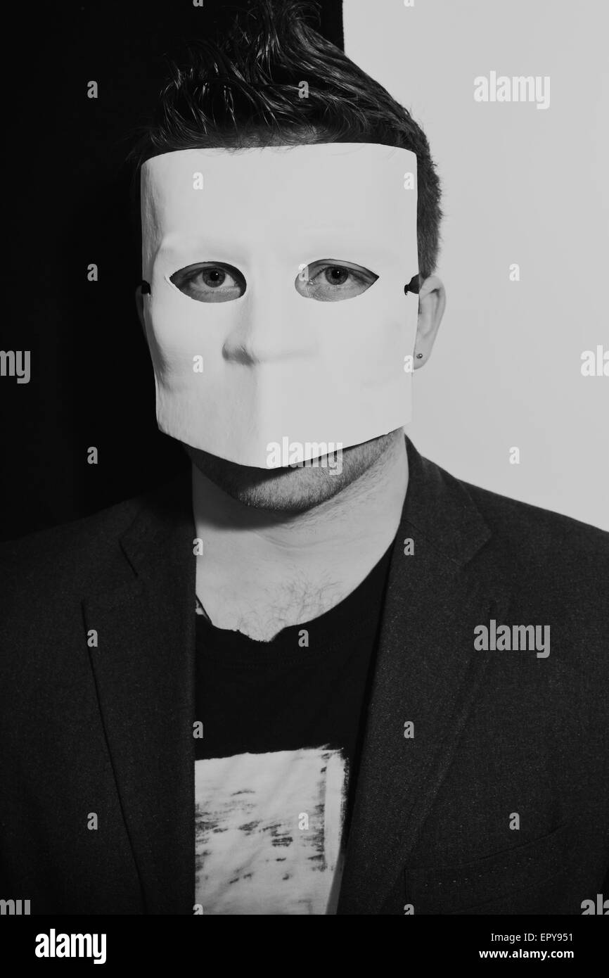 Porträt eines Mannes trägt einen Anzug und weißen Maskerade Maske Stockfoto