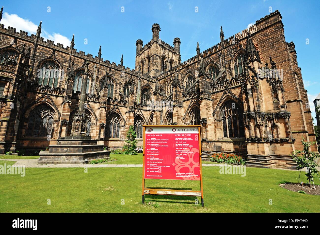 Dom Kirche Christi und der Heiligen Jungfrau Maria Süd Front und Garten, Chester, Cheshire, England, Vereinigtes Königreich, West-Europa. Stockfoto