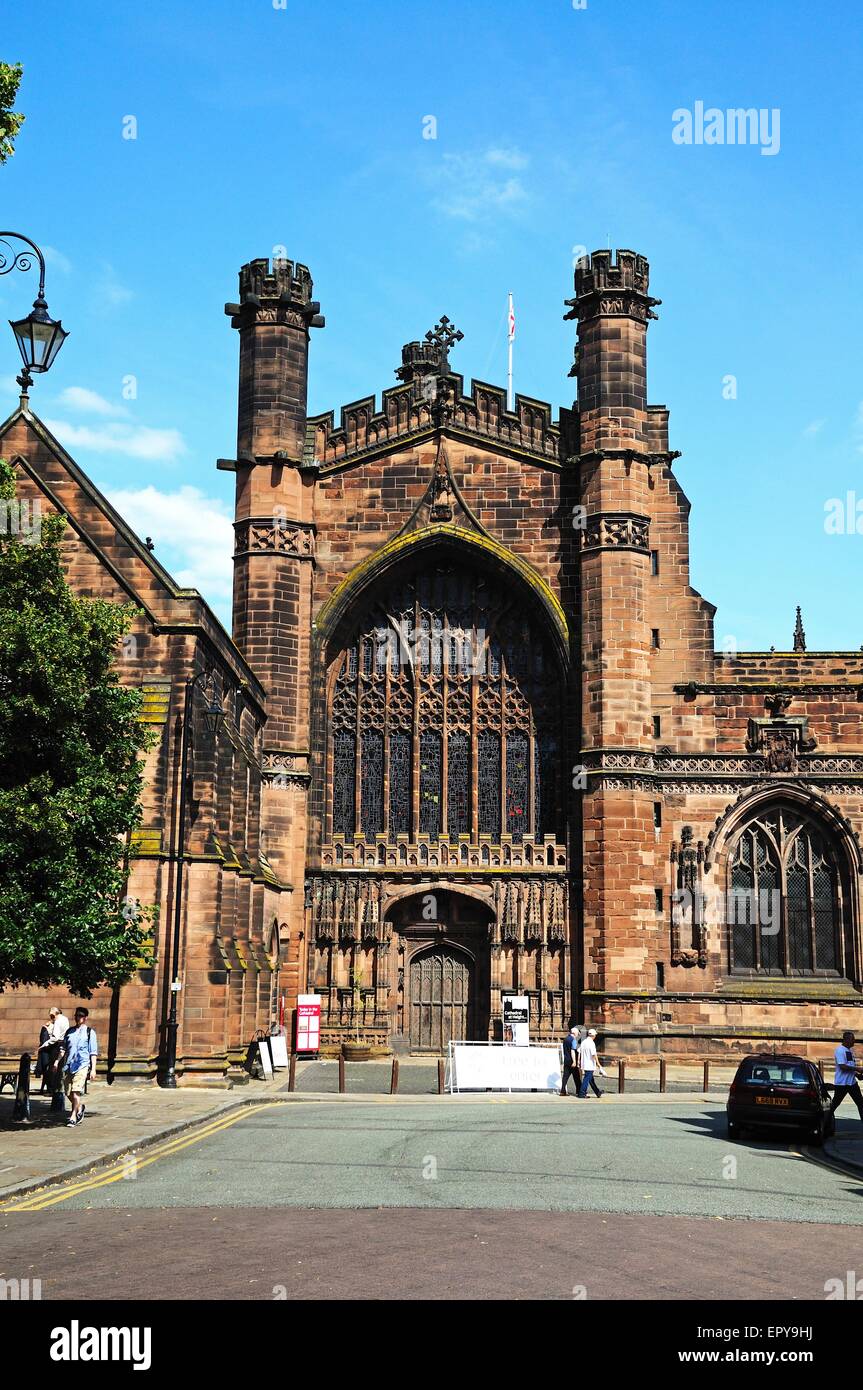 Kathedrale-Kirche Christi und der Heiligen Jungfrau Maria betrachtet von Northgate Street, Chester, Cheshire, England, UK, Europa. Stockfoto