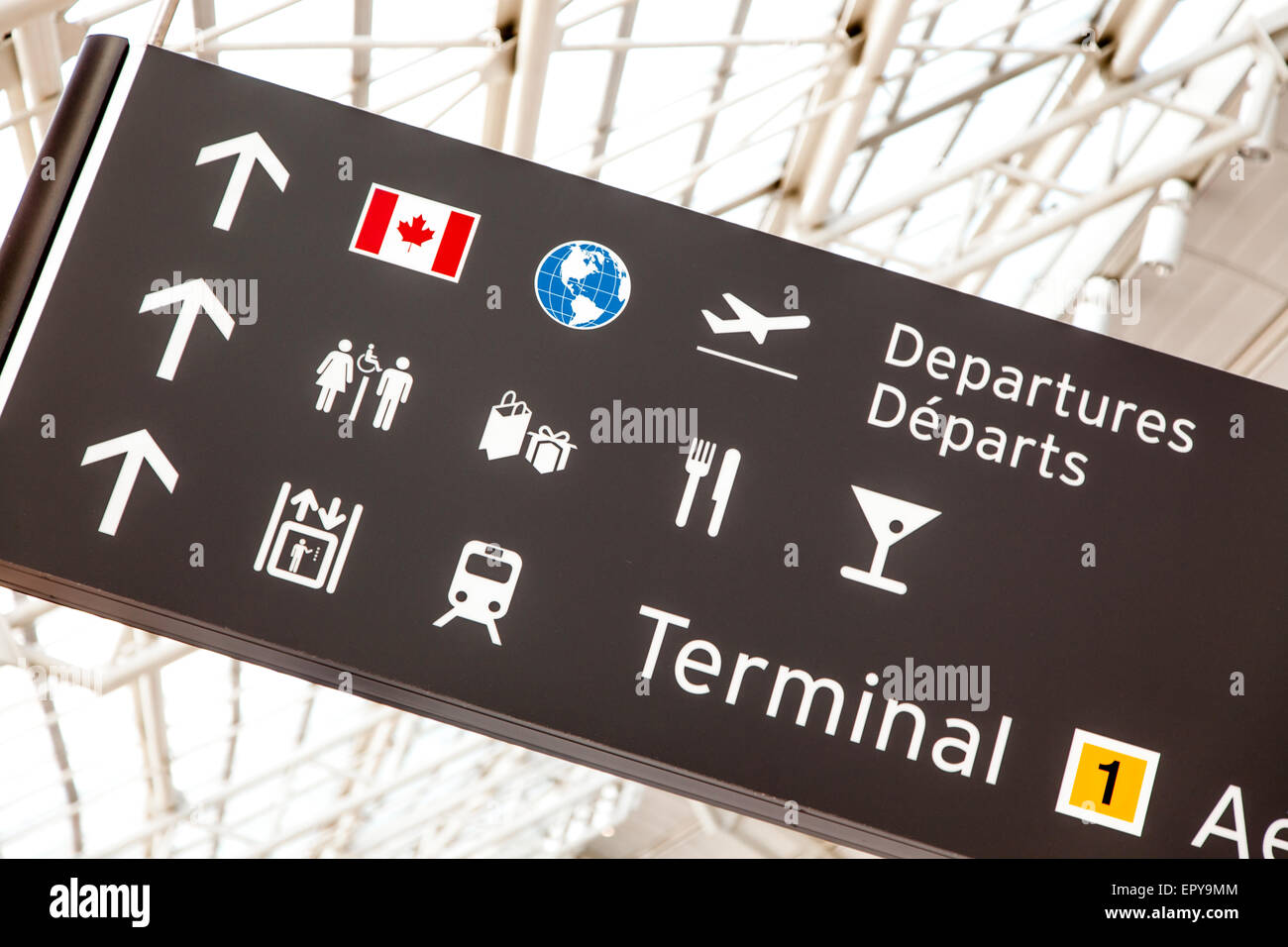 Niedrigen Winkel Blick auf ein Schild an einem Flughafen, Alberta, Kanada Stockfoto