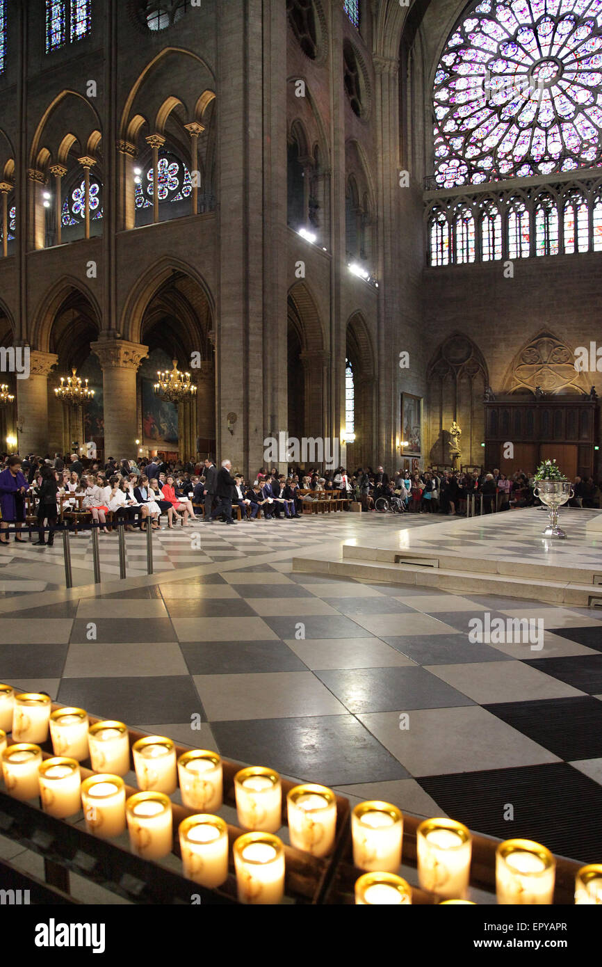 Kerzen Kerzenlicht in der Cathédrale Notre-Dame.Frankreich.kurz vor dem Feuer.am 15. April 2019 fing die Kathedrale Feuer.Unsere Liebe Frau von Paris. Stockfoto
