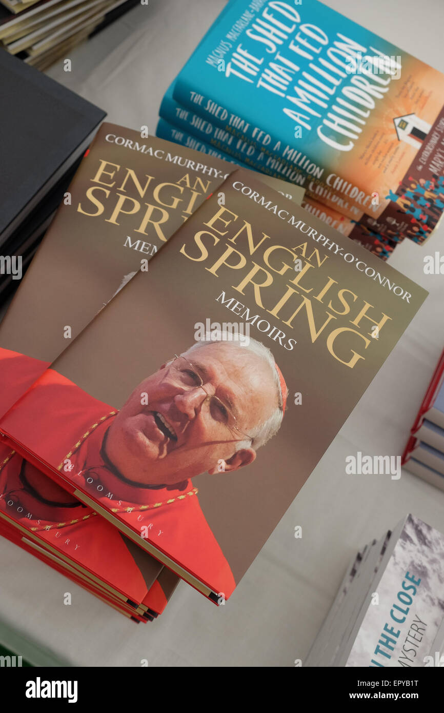 Hay-Festival, Powys, Wales - Mai 2015 - Kardinal Cormac Murphy-O'Connor sprach auf der Hay Festival spät am Freitag Abend. Sein Buch ist auf Verkauf heute Morgen in der Buchhandlung Festival gezeigt. Stockfoto