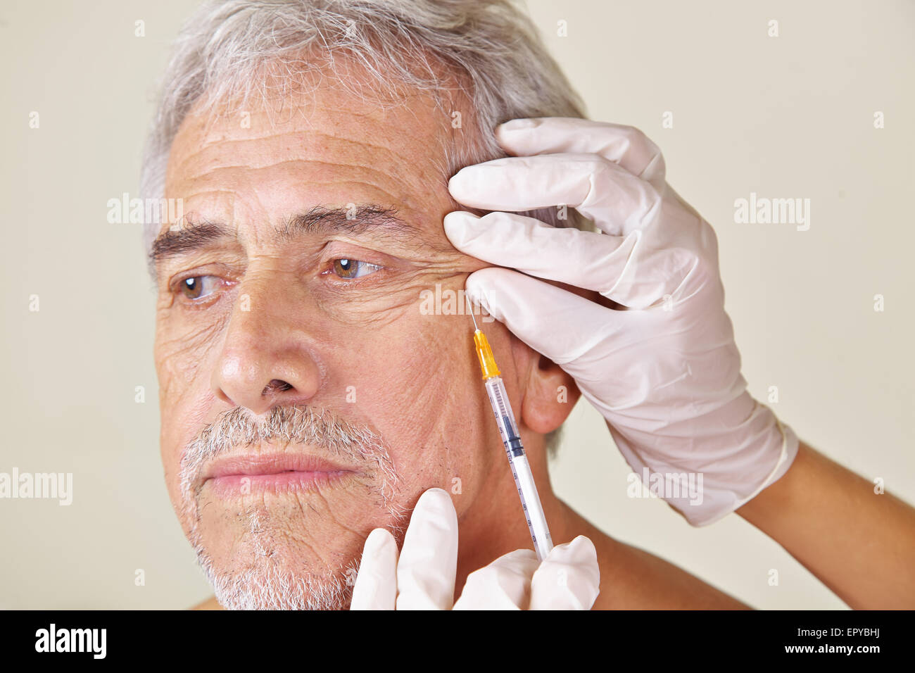Alter Mann immer Falten Behandlung gegen Krähenfüße in Schönheitsklinik Stockfoto