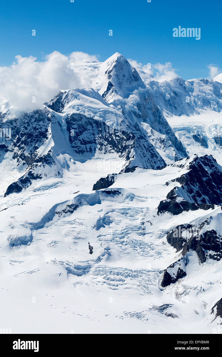 Aufgenommen aus einem Cessna-Flugzeug, das über dem Gletscher im Kluane National Park Reserve, Yukon Territory in Kanada fliegt und Mount Kennedy zeigt Stockfoto