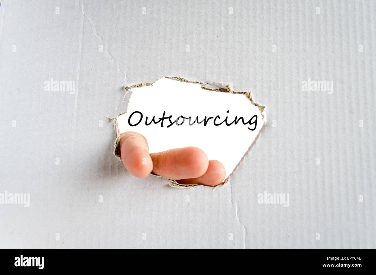 Hand und Text auf dem Karton Hintergrund Outsourcing-Konzept Stockfoto
