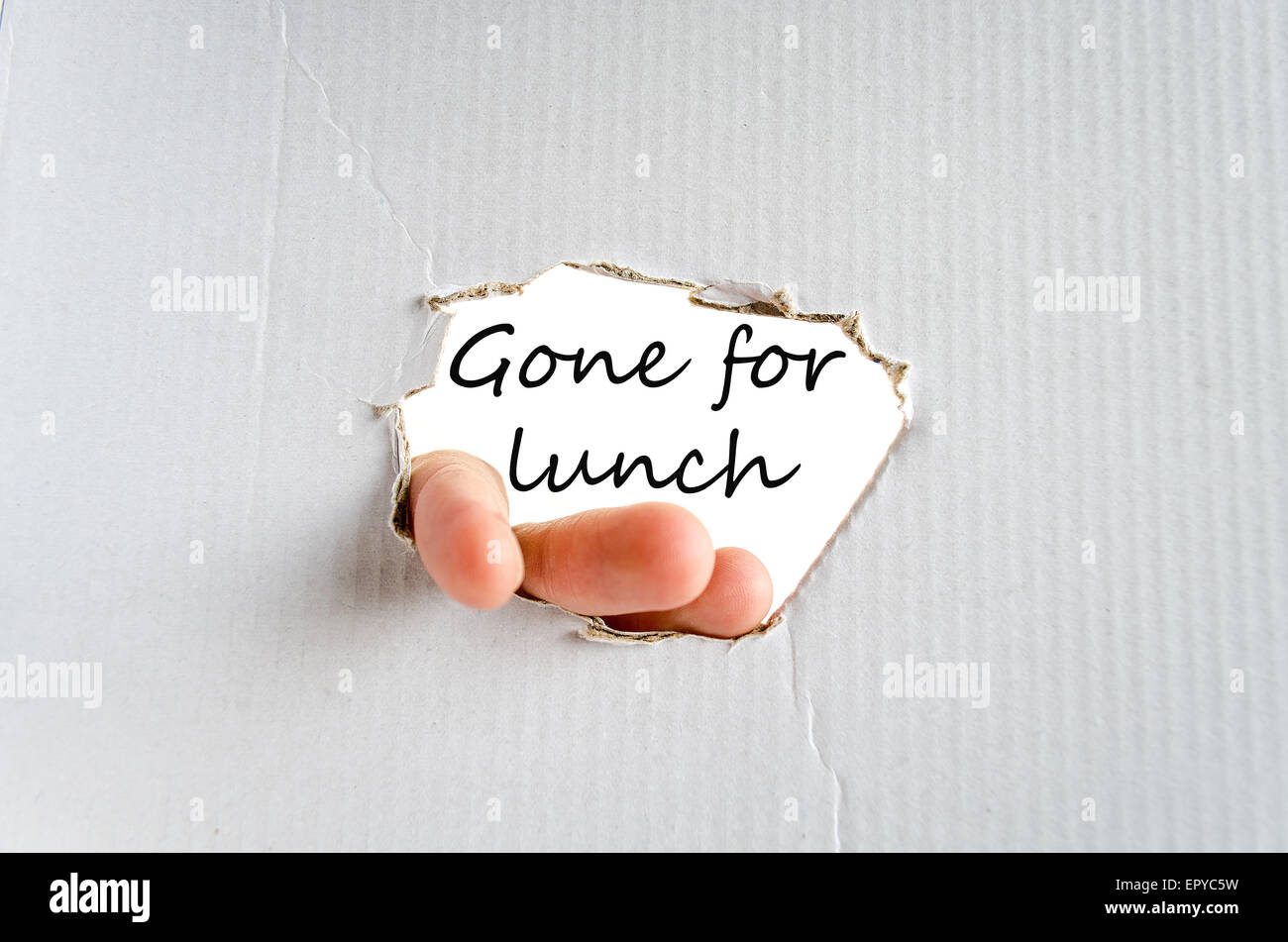 Hand und Text auf dem Karton Hintergrund Gone für Mittagessen-Konzept Stockfoto