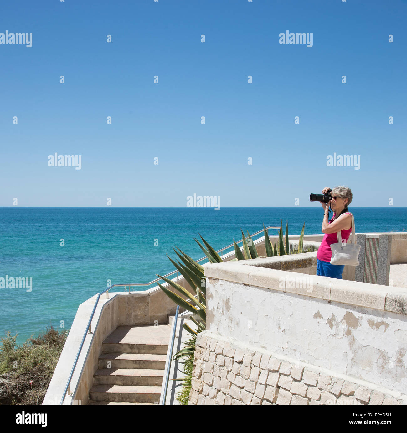 Frau Touristen fotografieren mit einer digitalen Kamera in der Algarve in Südportugal Stockfoto
