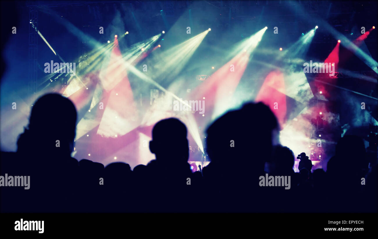 Jubelnde Menge vor leuchtend bunte Bühnenbeleuchtung - Retro-Stil Foto Stockfoto
