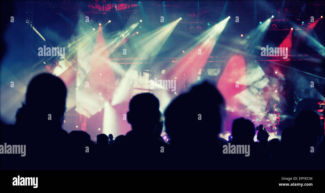 Jubelnde Menge vor leuchtend bunte Bühnenbeleuchtung - Retro-Stil Foto Stockfoto