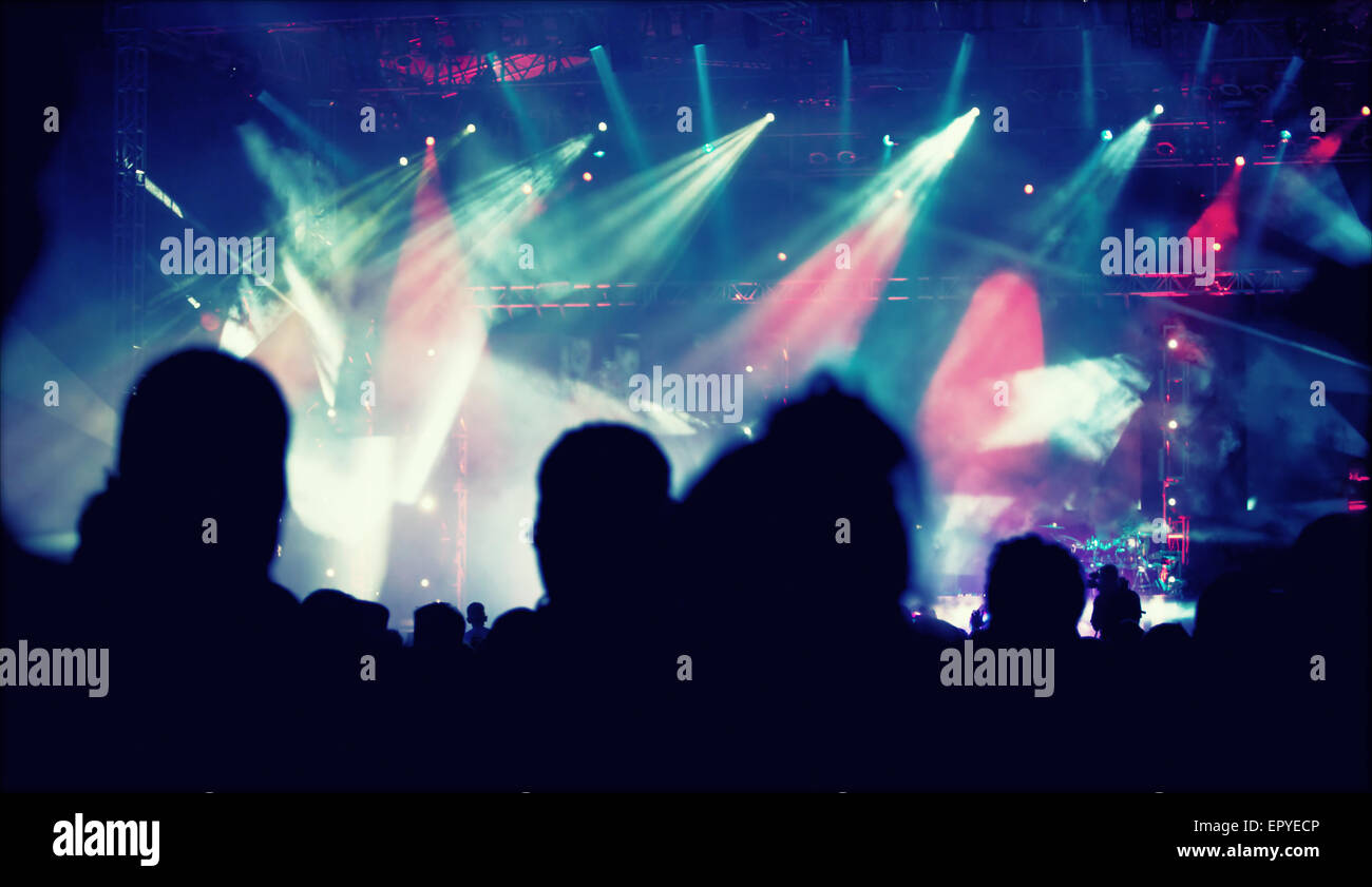 Jubelnde Menge vor leuchtend bunte Bühnenbeleuchtung - Retro-Stil Foto Stockfoto
