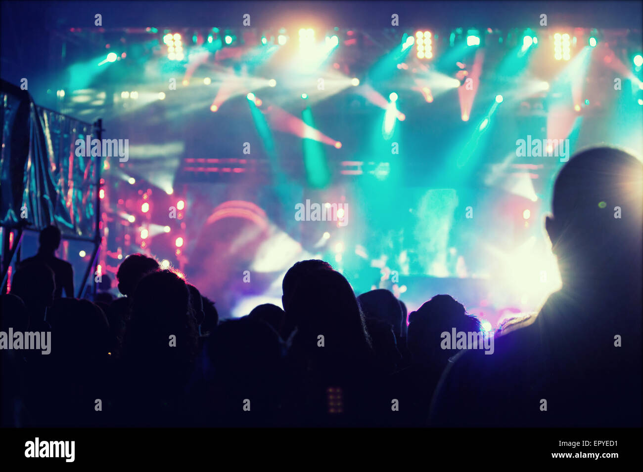 Jubelnde Menge vor leuchtend bunte Bühnenbeleuchtung - Retro-Stil Foto Stockfoto