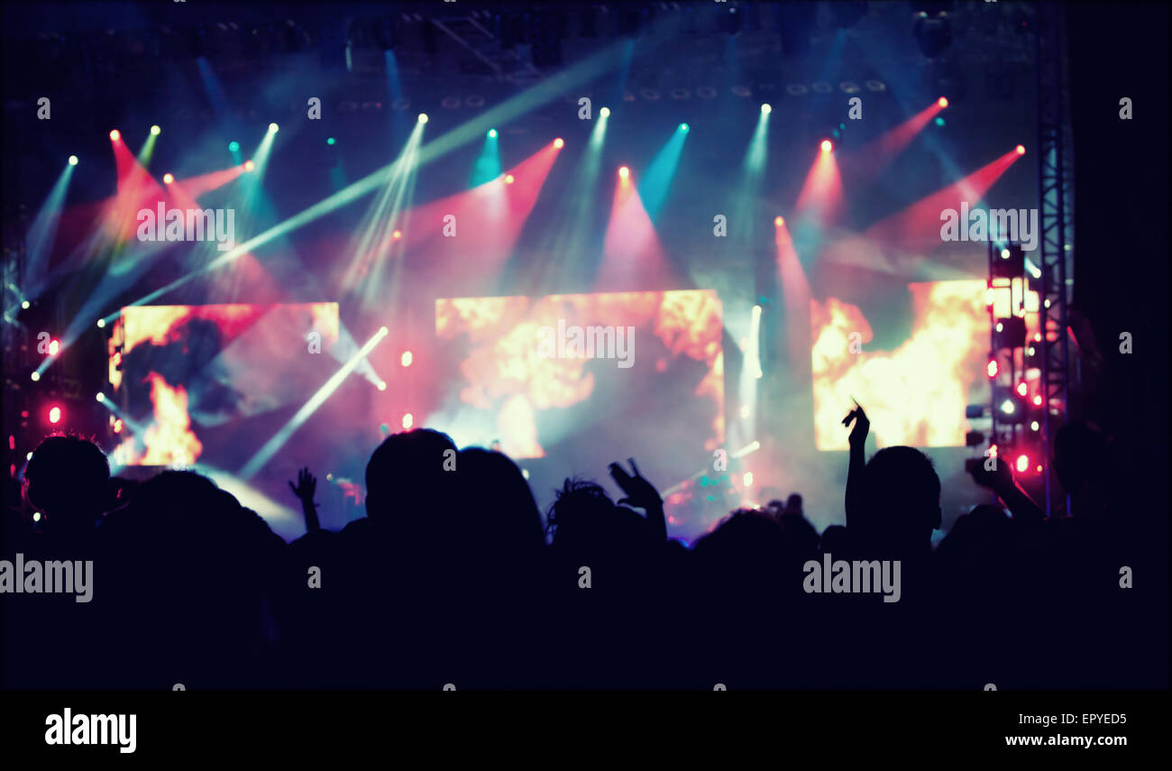 Jubelnde Menge vor leuchtend bunte Bühnenbeleuchtung - Retro-Stil Foto Stockfoto