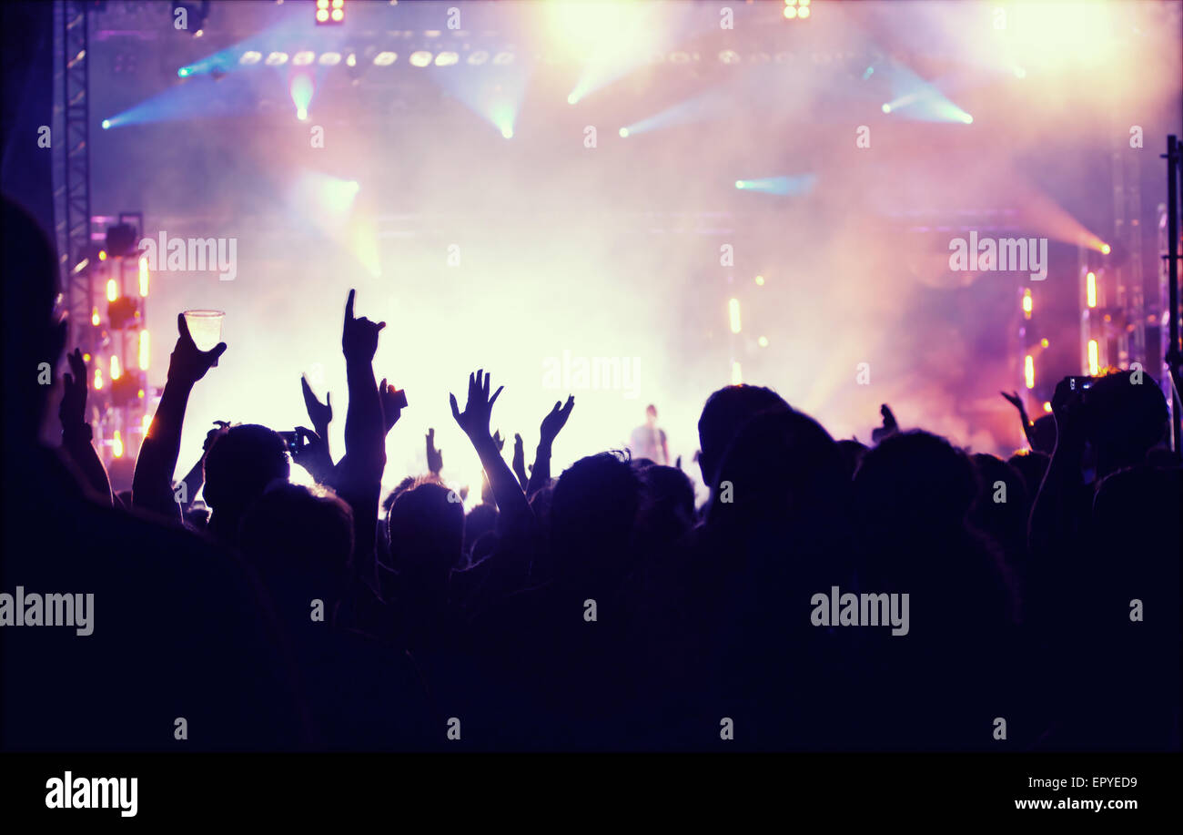 Jubelnde Menge vor leuchtend bunte Bühnenbeleuchtung - Retro-Stil Foto Stockfoto