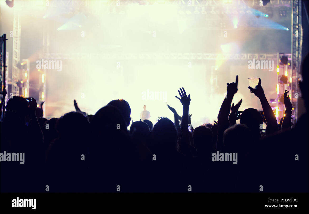 Jubelnde Menge vor leuchtend bunte Bühnenbeleuchtung - Retro-Stil Foto Stockfoto