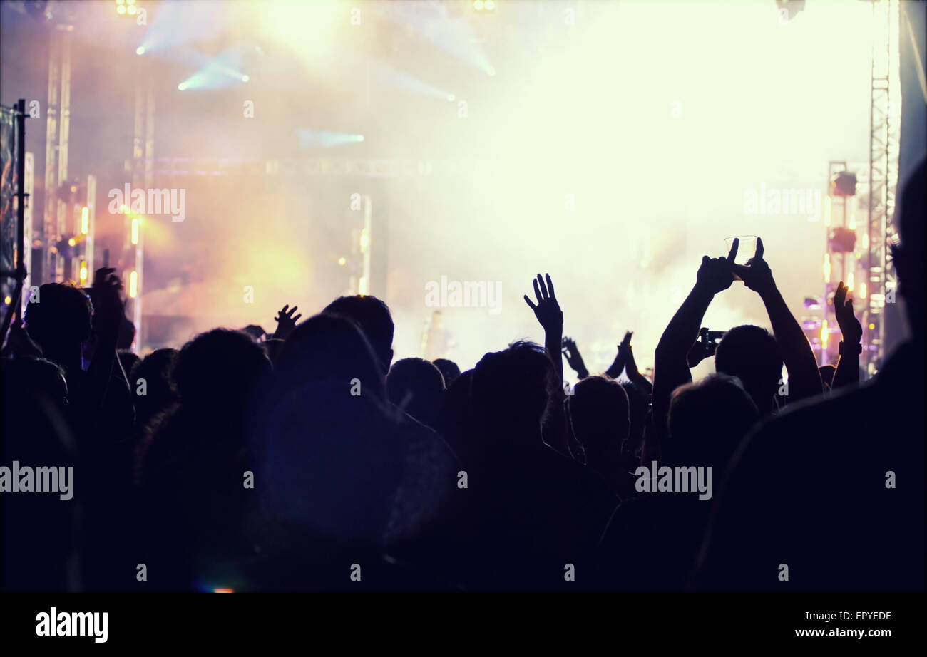 Jubelnde Menge vor leuchtend bunte Bühnenbeleuchtung - Retro-Stil Foto Stockfoto