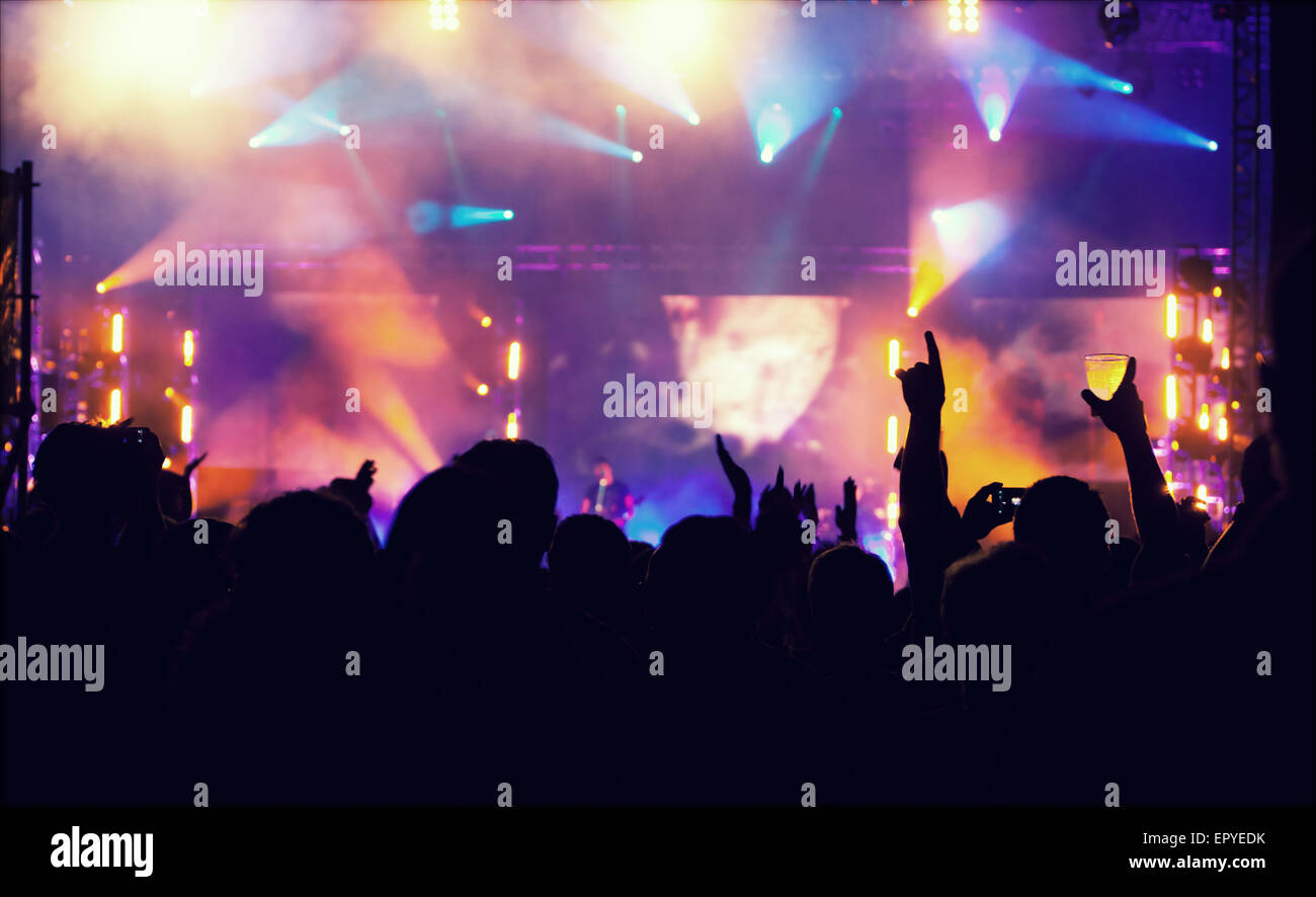 Jubelnde Menge vor leuchtend bunte Bühnenbeleuchtung - Retro-Stil Foto Stockfoto