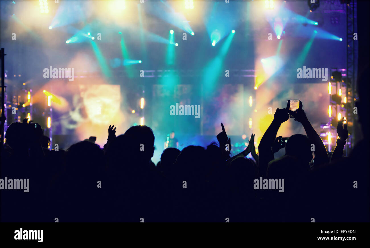 Jubelnde Menge vor leuchtend bunte Bühnenbeleuchtung - Retro-Stil Foto Stockfoto