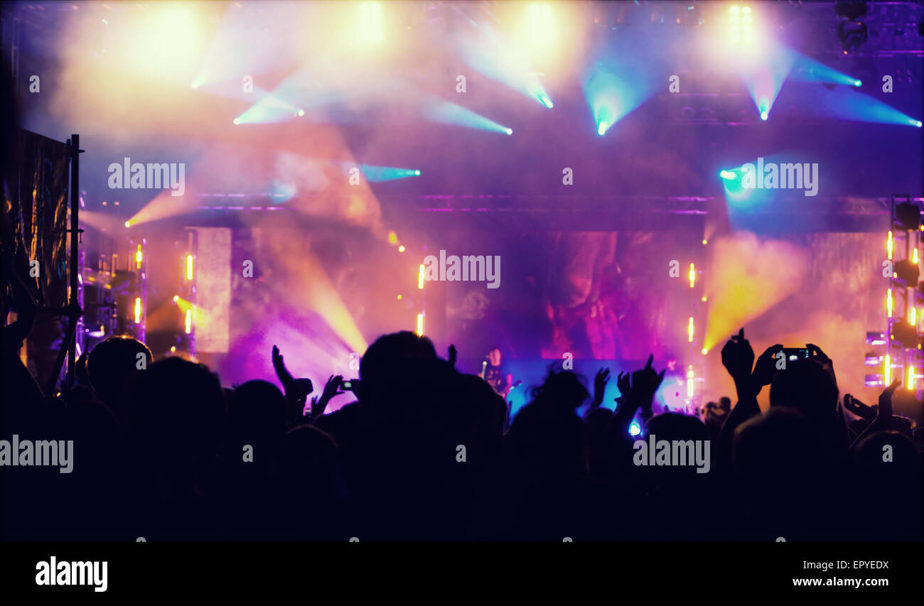 Jubelnde Menge vor leuchtend bunte Bühnenbeleuchtung - Retro-Stil Foto Stockfoto