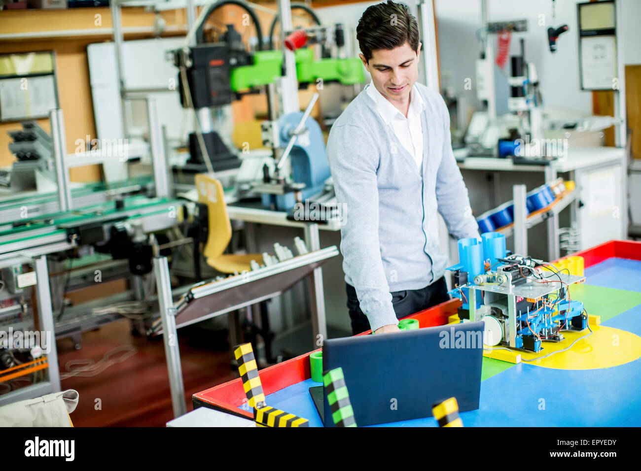 Ingenieur in der Fabrik Stockfoto