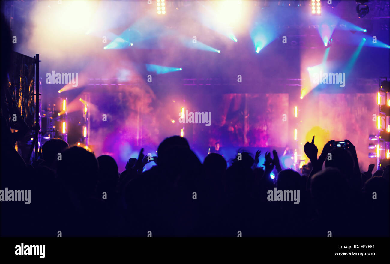 Jubelnde Menge vor leuchtend bunte Bühnenbeleuchtung - Retro-Stil Foto Stockfoto