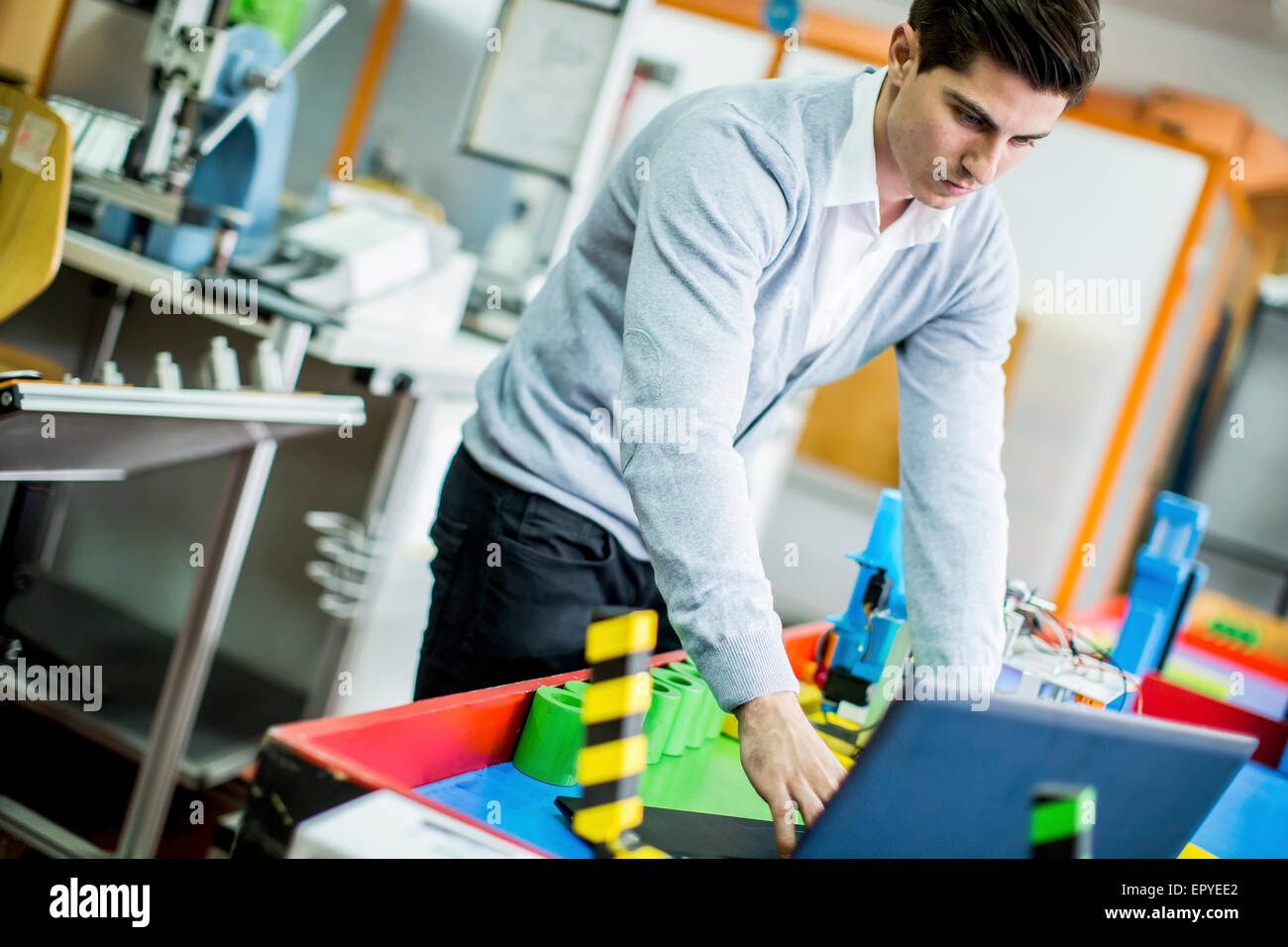 Ingenieur in der Fabrik Stockfoto