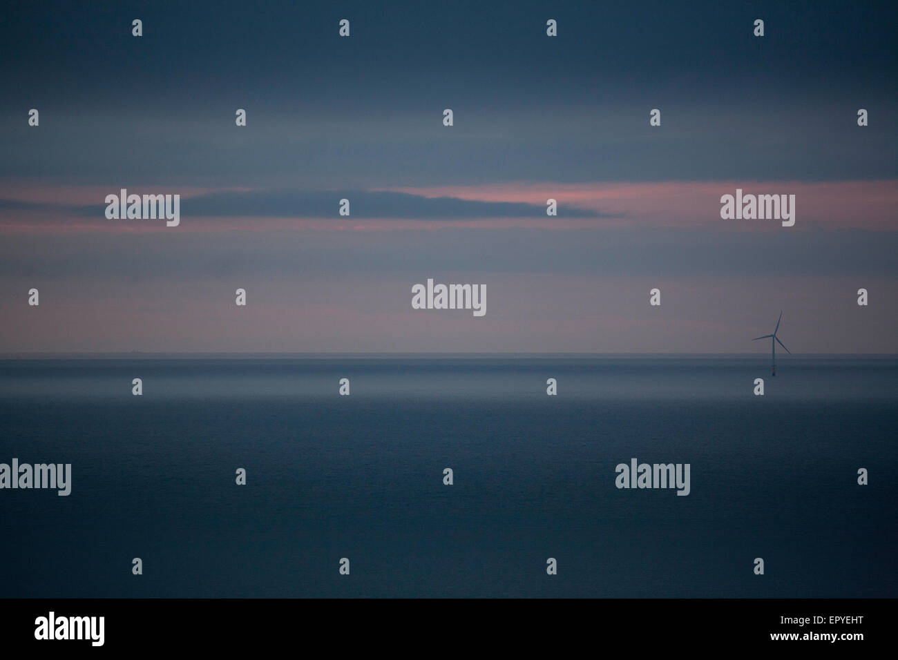 Eine Windkraftanlage des Rhyl Flats Offshore-Windparks mit dem Abendlicht in die Dunkelheit fallen Stockfoto