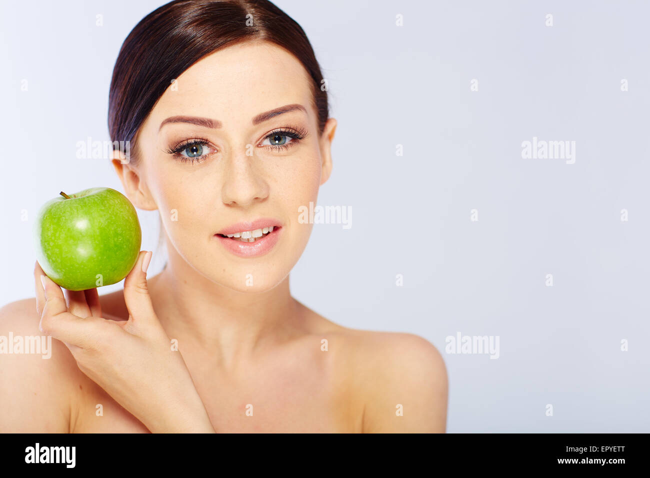 Frau mit grünem Apfel Stockfoto