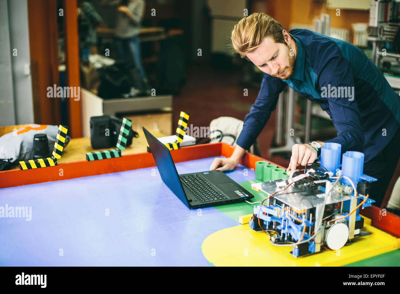 Ingenieur in der Fabrik Stockfoto