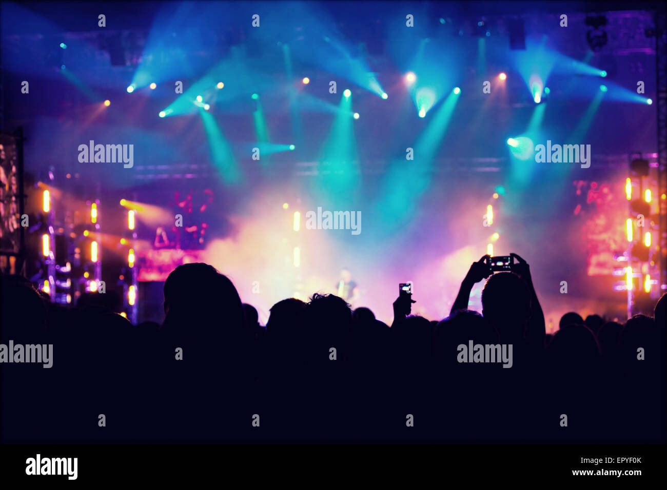 Jubelnde Menge vor leuchtend bunte Bühnenbeleuchtung - Retro-Stil Foto Stockfoto