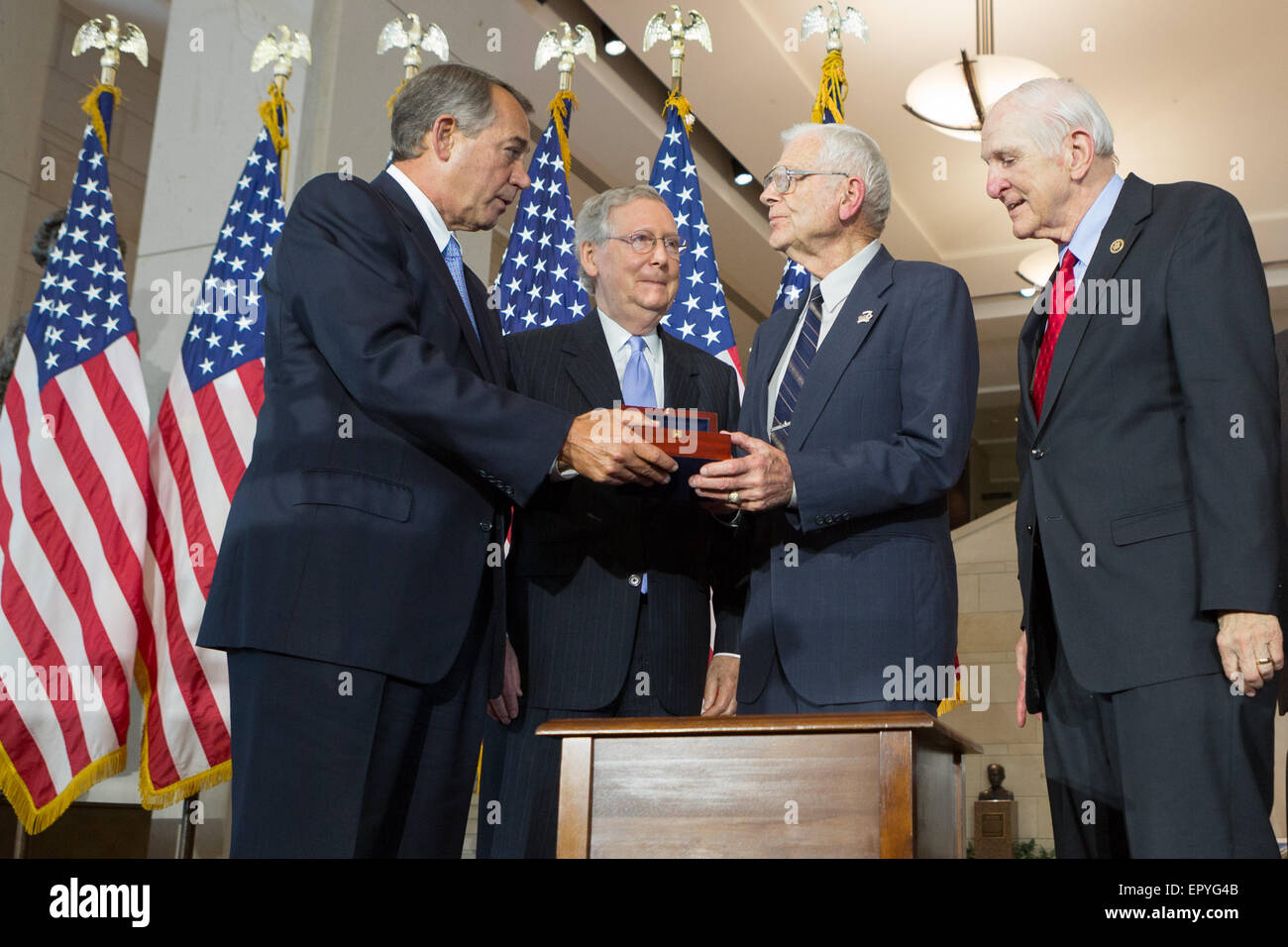 US-Sprecher des Hauses John Boehner präsentiert der Congressional Gold Medal, General Chick Cleveland im Namen einer dankbar Nation für die Tapferkeit der American Fighter Aces 20. Mai 2015 in Washington, DC.  Auch im Bild: Senat-Majorität Führer Mitch McConnell und Rep Sam Johnson. Stockfoto