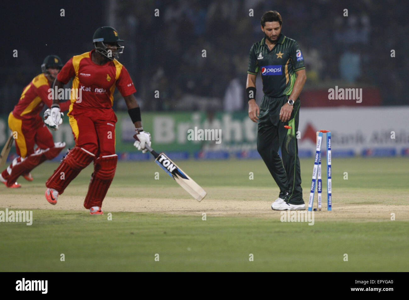 Lahore, Pakistan. 22. Mai 2015. Pakistanische und Simbabwe Cricket-Spieler nehmen einen Teil des 1. internationalen T20-Cricket-Match im pakistanischen Team gewann Gaddafi Cricketstadion. Pakistan Kricket-Liebhaber waren begeistert über die Wiederaufnahme des internationalen Cricket, nach einer Pause von sechs Jahren unter strengen Sicherheitsvorkehrungen. Tausende von Fans mit pakistanischen Fahnen warteten stundenlang vor dem Betreten der Gaddafi-Stadion. Staatlichen PTV Sport berichtet, dass etwa 30.000 Zuschauer im Stadion, den Wettbewerb zu sehen waren. Bildnachweis: Rana Sajid Hussain/Pacific Press/Alamy Live-Nachrichten Stockfoto