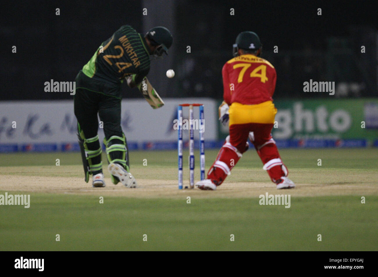 Lahore, Pakistan. 22. Mai 2015. Pakistanische und Simbabwe Cricket-Spieler nehmen einen Teil des 1. internationalen T20-Cricket-Match im pakistanischen Team gewann Gaddafi Cricketstadion. Pakistan Kricket-Liebhaber waren begeistert über die Wiederaufnahme des internationalen Cricket, nach einer Pause von sechs Jahren unter strengen Sicherheitsvorkehrungen. Tausende von Fans mit pakistanischen Fahnen warteten stundenlang vor dem Betreten der Gaddafi-Stadion. Staatlichen PTV Sport berichtet, dass etwa 30.000 Zuschauer im Stadion, den Wettbewerb zu sehen waren. Bildnachweis: Rana Sajid Hussain/Pacific Press/Alamy Live-Nachrichten Stockfoto