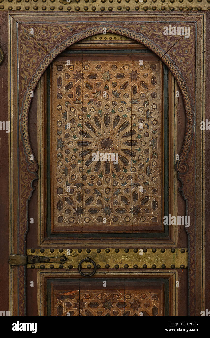 Islamische Kunst. Typisch marokkanische Holztür in einem religiösen Gebäude. Marrakesch, Marokko, Afrika Stockfoto