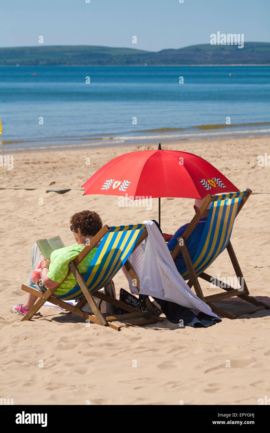 Bournemouth, Dorset, UK 23. Mai 2015. UK-Wetter: Besucher genießen Sie das warme sonnige Wetter am Strand von Bournemouth, Dorset, England am ersten Tag des langen Feiertagswochenende. Bildnachweis: Carolyn Jenkins/Alamy Live-Nachrichten Stockfoto