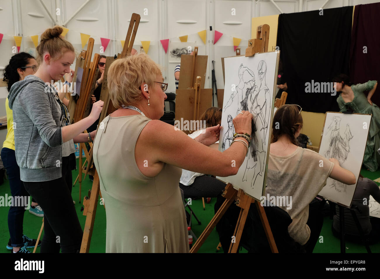 Hay-Festival, Powys, Wales - Mai 2015 - die königlichen Zeichenschule Kunst Zeichnung Sessions Workshops an der Hay Festival laufen. Stockfoto