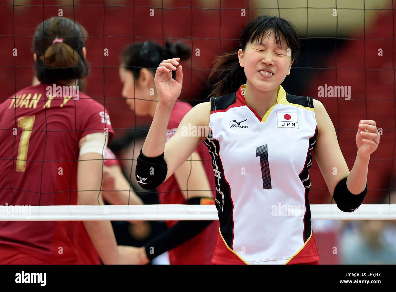 Tianjin, China. 23. Mai 2015. Japans Asuka Nomura reagiert während des Spiels gegen China an der 18. asiatische Senior Frauen-Volleyball-Meisterschaften in Tianjin, Nord-China, am 23. Mai 2015. Japan verlor 0: 3. Bildnachweis: Yue Yuewei/Xinhua/Alamy Live-Nachrichten Stockfoto